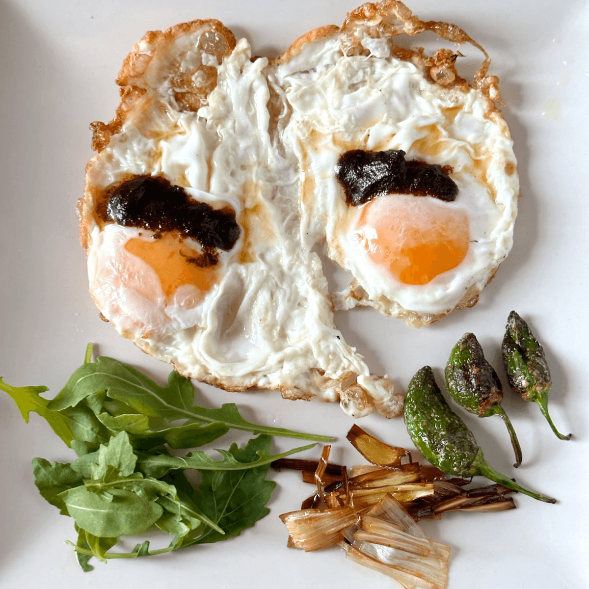 Huevos fritos con MISOIL, pimientos de Padrón, rúcula y puerro