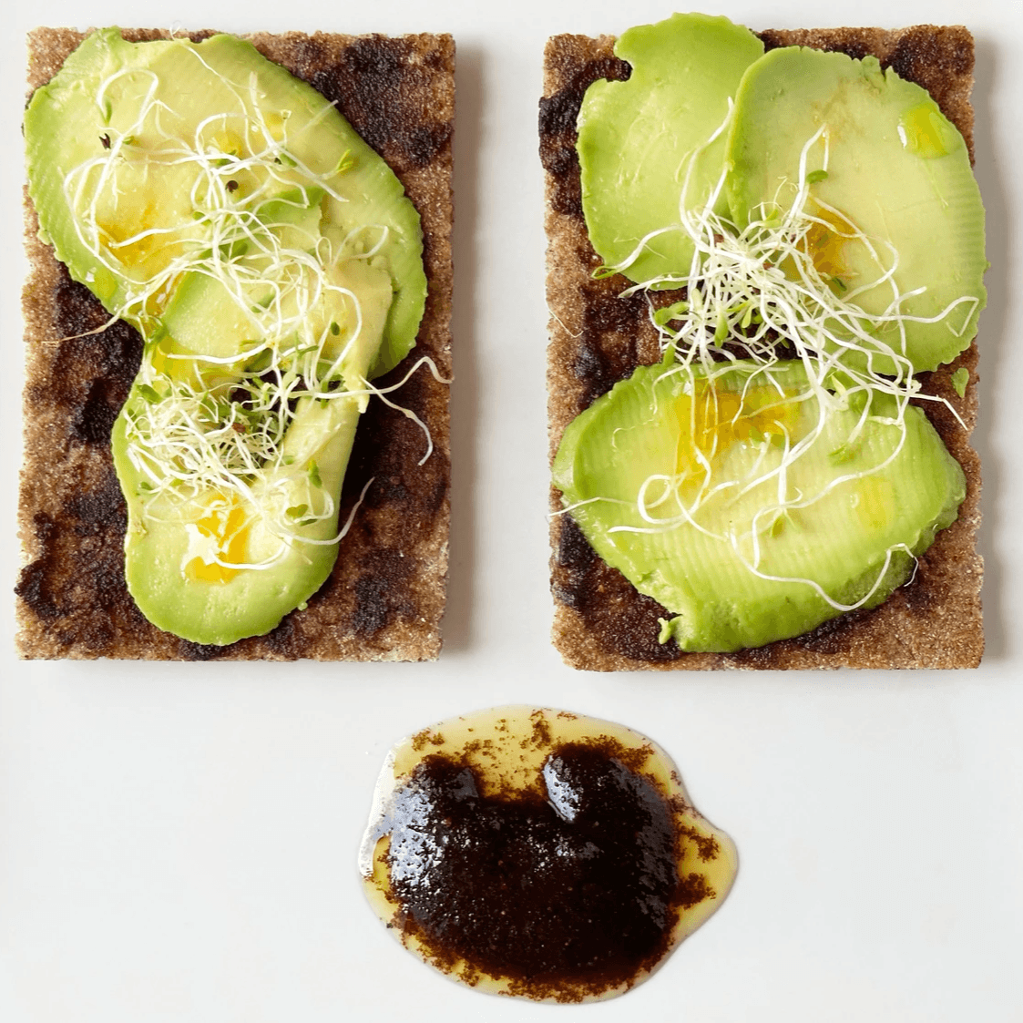Tostadas de sésamo con aguacate, brotes de alfalfa y MISOIL