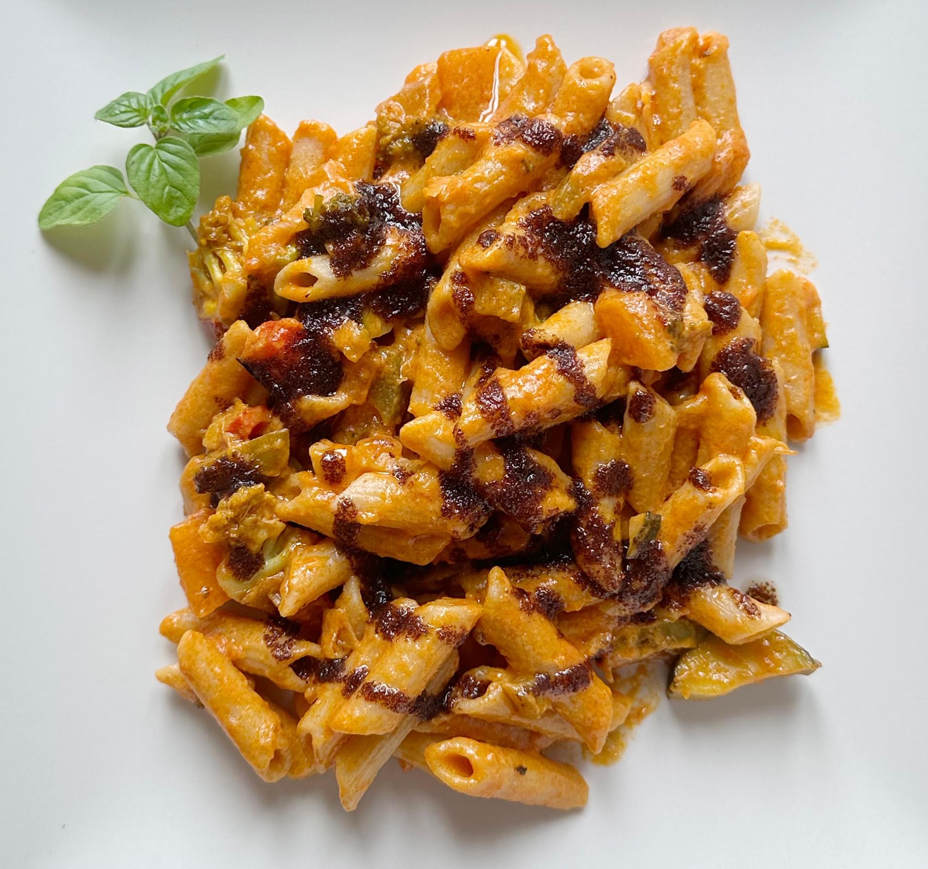 Macarrones integrales de verduras con sofrito y MISOIL