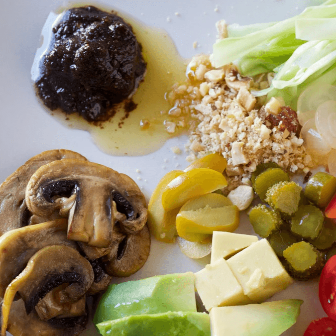 Ensalada fresca con col, aguacate, champiñones y MISOIL