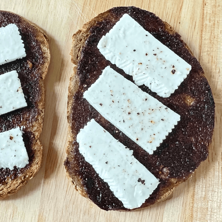 Tostada de queso fresco con pimienta negra molida y MISOIL