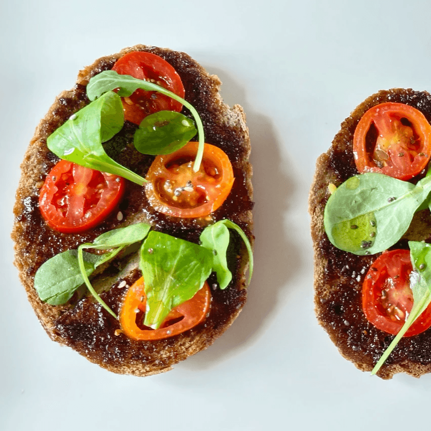 Tostada de canónigos y cherries con semillas de chia, lino y MISOIL