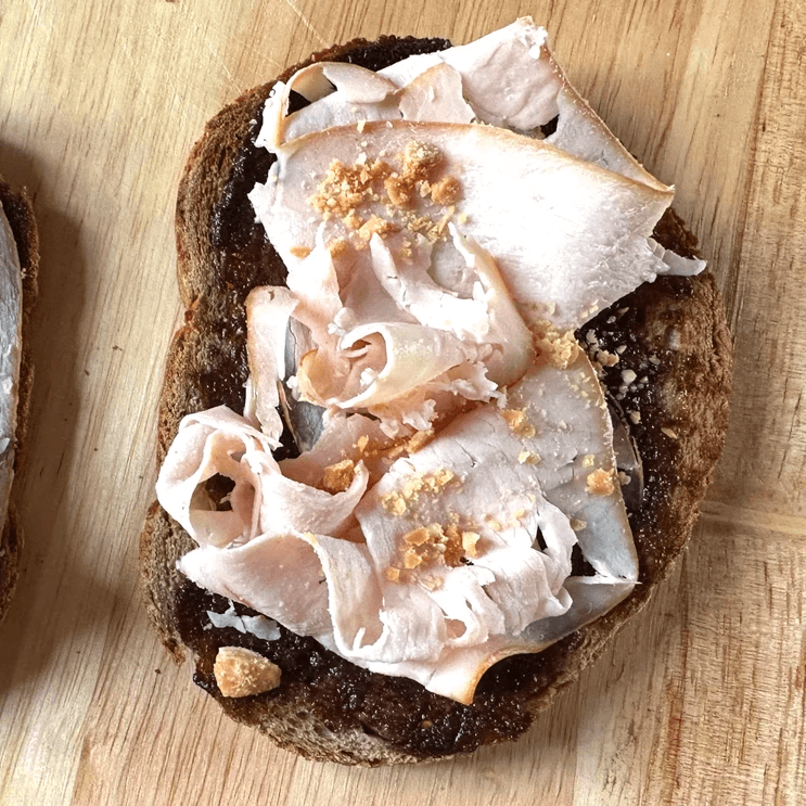 Tostada de pavo ecológico con frutos secos y MISOIL