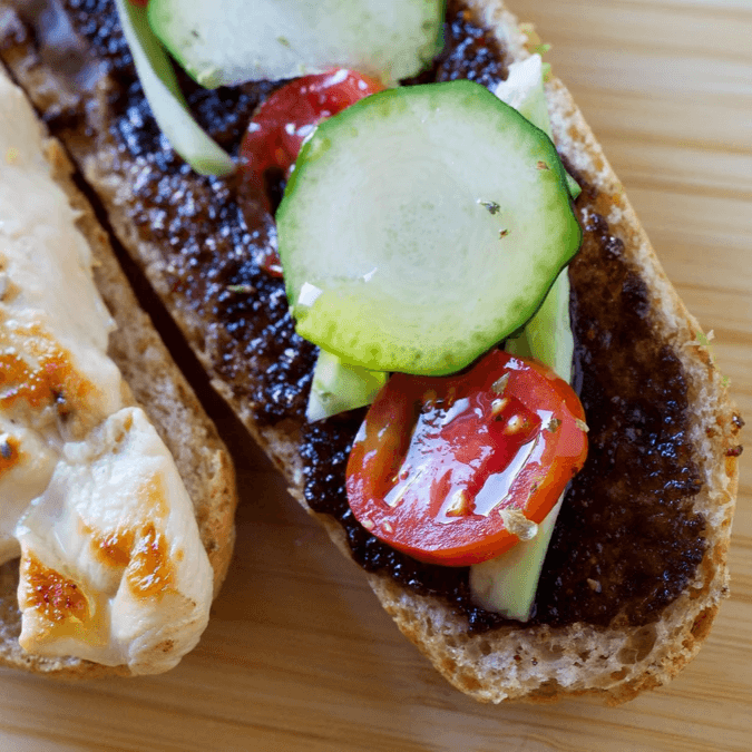 Bocadillo de pechuga de pavo a la plancha con calabacín, tomate cherry y MISOIL