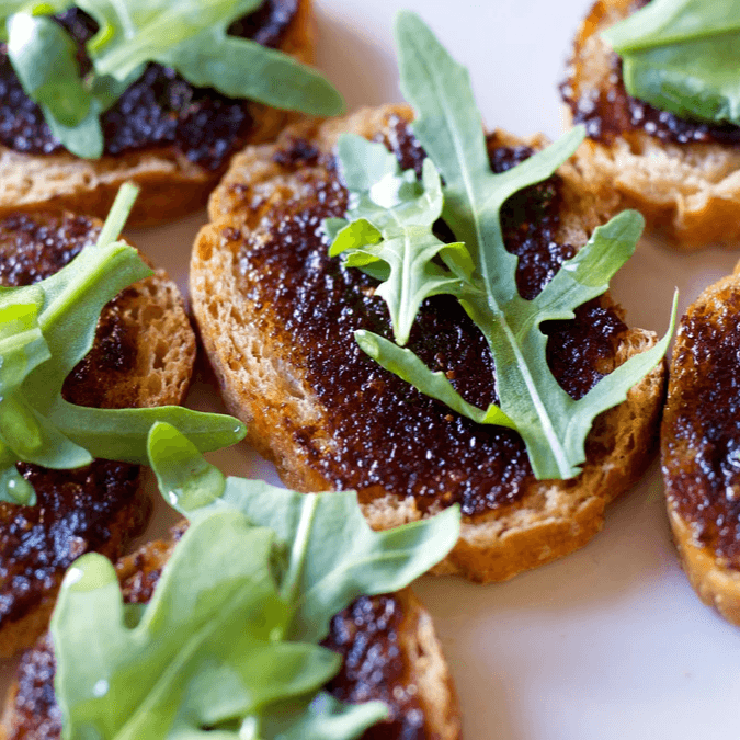 Tostada de rúcula con MISOIL