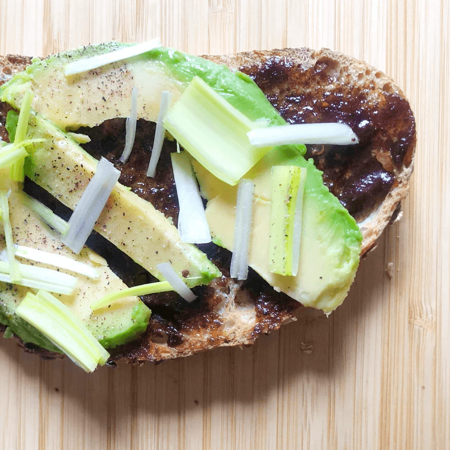 Tostada de aguacate con puerro, pimienta negra y MISOIL